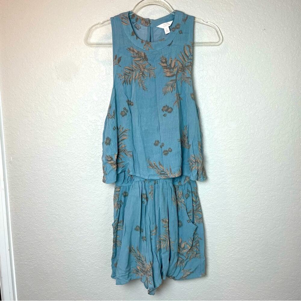 SUN & SHADOW Blue Floral Romper w/Open Back Size L